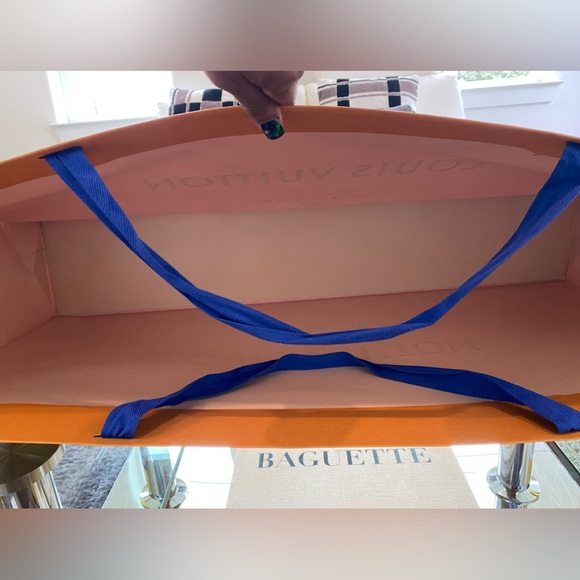 Authentic LV Paper Shopping Bag & Private Event Exhibition Post Card - Picture 5 of 7